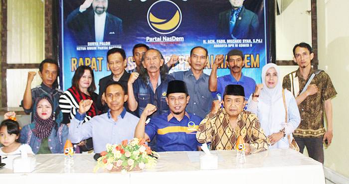 KONSOLIDASI: Ach. Fadil Muzakki Syah atau Lora Fadil saat memimpin konsolidasi dan koordinasi bersama pengurus DPD NasDem Bondowoso.