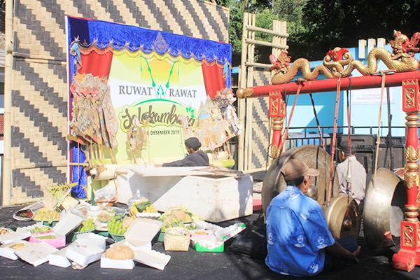 NGERUWAT: Pemandian alam Selokambang yang dilakukan acara adat ruwatan dengan harapan terhindar dari bala musibah. Ruwatan ini baru pertama kali digelar di tempat wisata unggulan Lumajang.