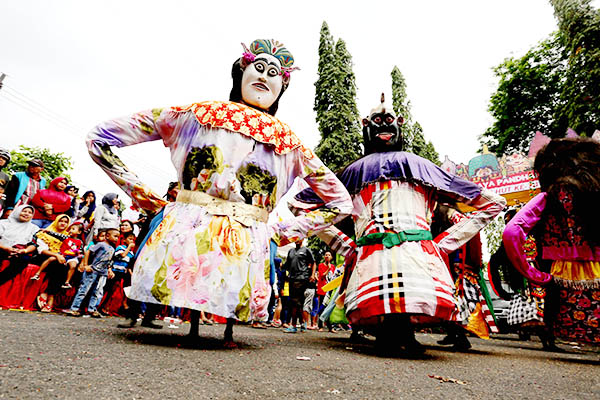 IKON BARU.Kesenian tradisional Tak Buta
