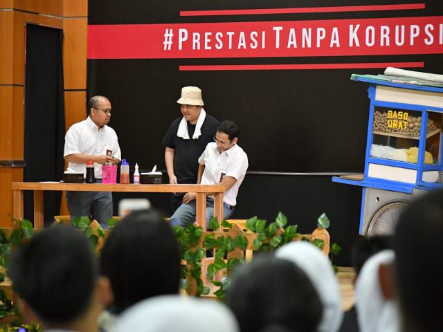 Menteri BUMN Erick Thohir, Menteri Pendidikan dan Kebudayaan Nadiem Makarim dan Menteri Pariwisata dan Ekonomi Kreatif Whisnutama Kusubandio bersama artis Bedu dan Sogy Indraduadja bermain dalam pentas #PrestasiTanpaKorupsi di SMK 57 Jakarta. (ANTARA/Biro
