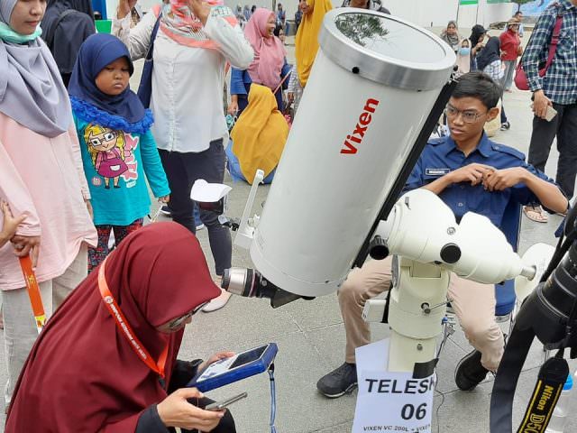 Masyarakat antusias melihat Gerhana Matahari Cincin (Sabik Aji Taufan/ JawaPos.com)