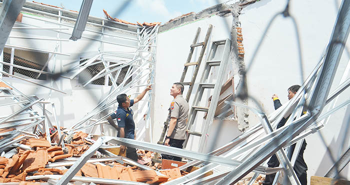 CEK KONSTRUKSI: Kapolres Jember AKBP Alfian Nurrizal bersama Tim Labfor Polda Jatim memeriksa bangunan SDN Keting 02 yang ambruk. Kualitas galvalum yang digunakan, juga menjadi pembahasan khusus dalam hearing yang digelar di DPRD baru-baru ini.