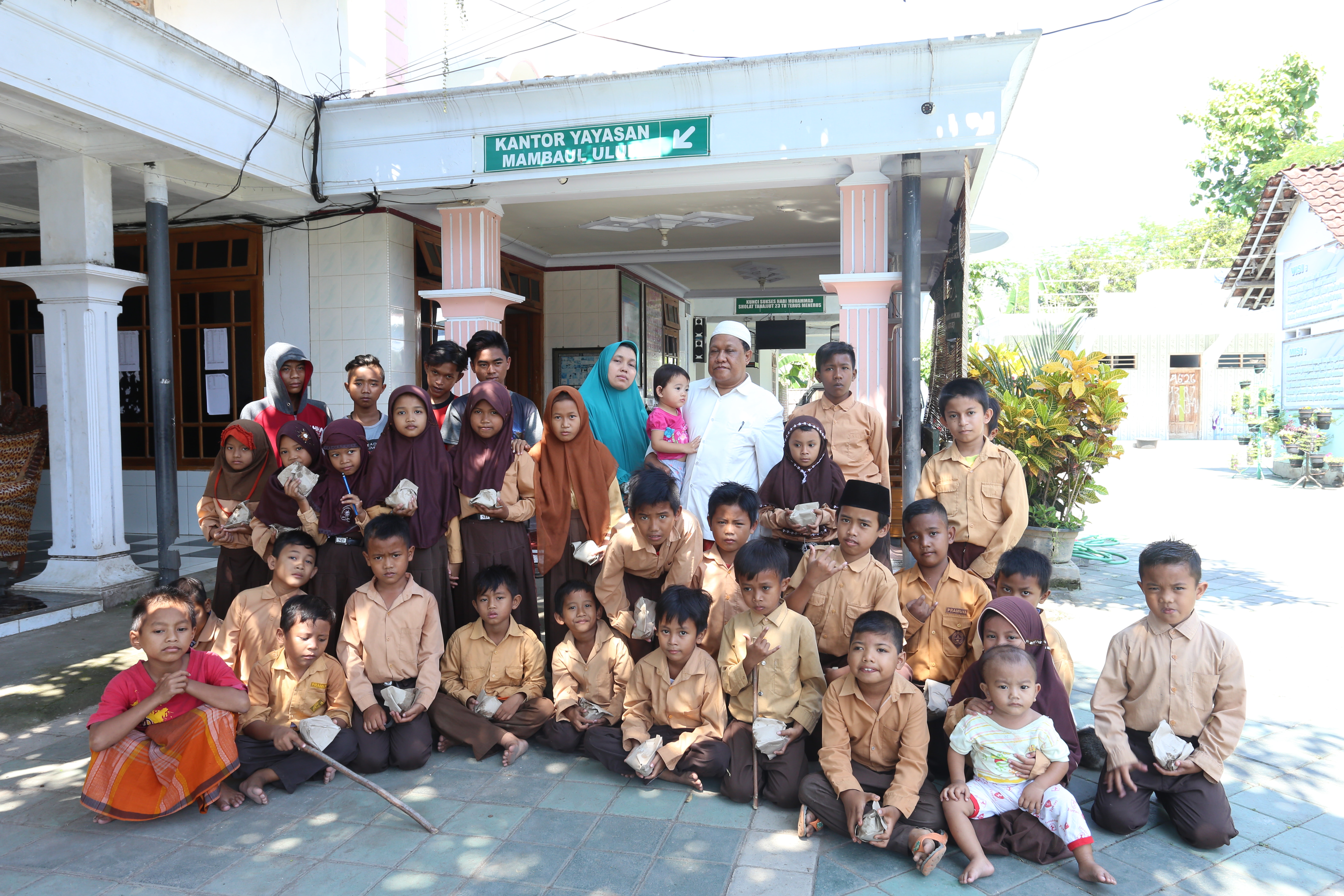 SEPERTI KELUARGA SENDIRI: Anak-anak di Yayasan Panti Asuhan Mambaul Ulum berfoto bersama dengan pengasuh. Yayasan ini kerap dipasrahi merawat bayi yang kelahirannya tak dihendaki.