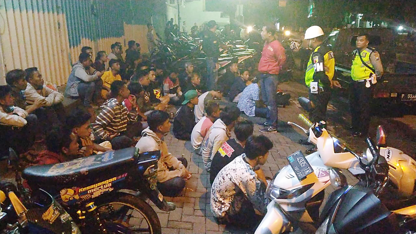 DITERTIBKAN: Puluhan sepeda motor diamankan oleh petugas gabungan dalam penertiban di Jalan Gajah Mada dan Alun-Alun Jember.