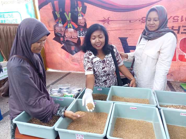 BUDIDAYA MAGGOT : Farida ketika memberikan penjelasan pada dua pengunjung yang tertarik dengan pembudidayaan maggot untuk mengurai sampah