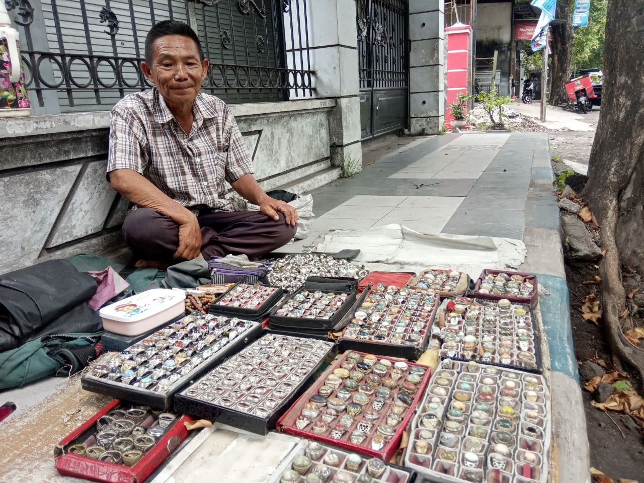 MULAI MENYUSUT : Salah satu penjual batu akik pasaran di kawasan pasar Klojen Lumajang. kini, peminatnya berangsur menyusut, banyak yang beralih pada pirus.
