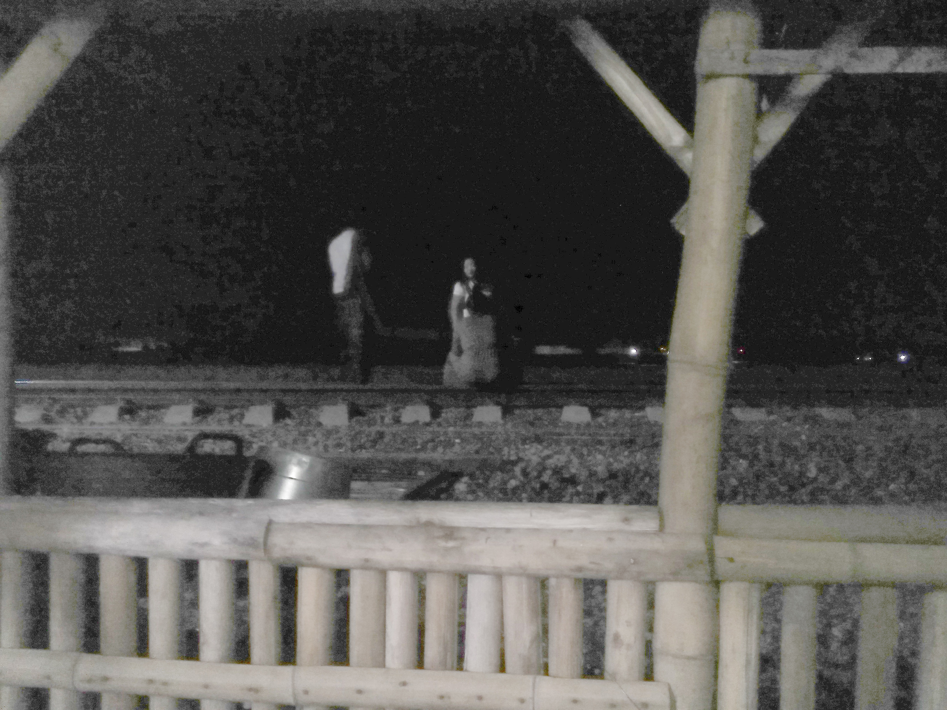 TUNGGU PELANGGAN: Perempuan mangkal di rel kereta api lokasi sawahan Desa Rambigundam, Minggu dini hari.