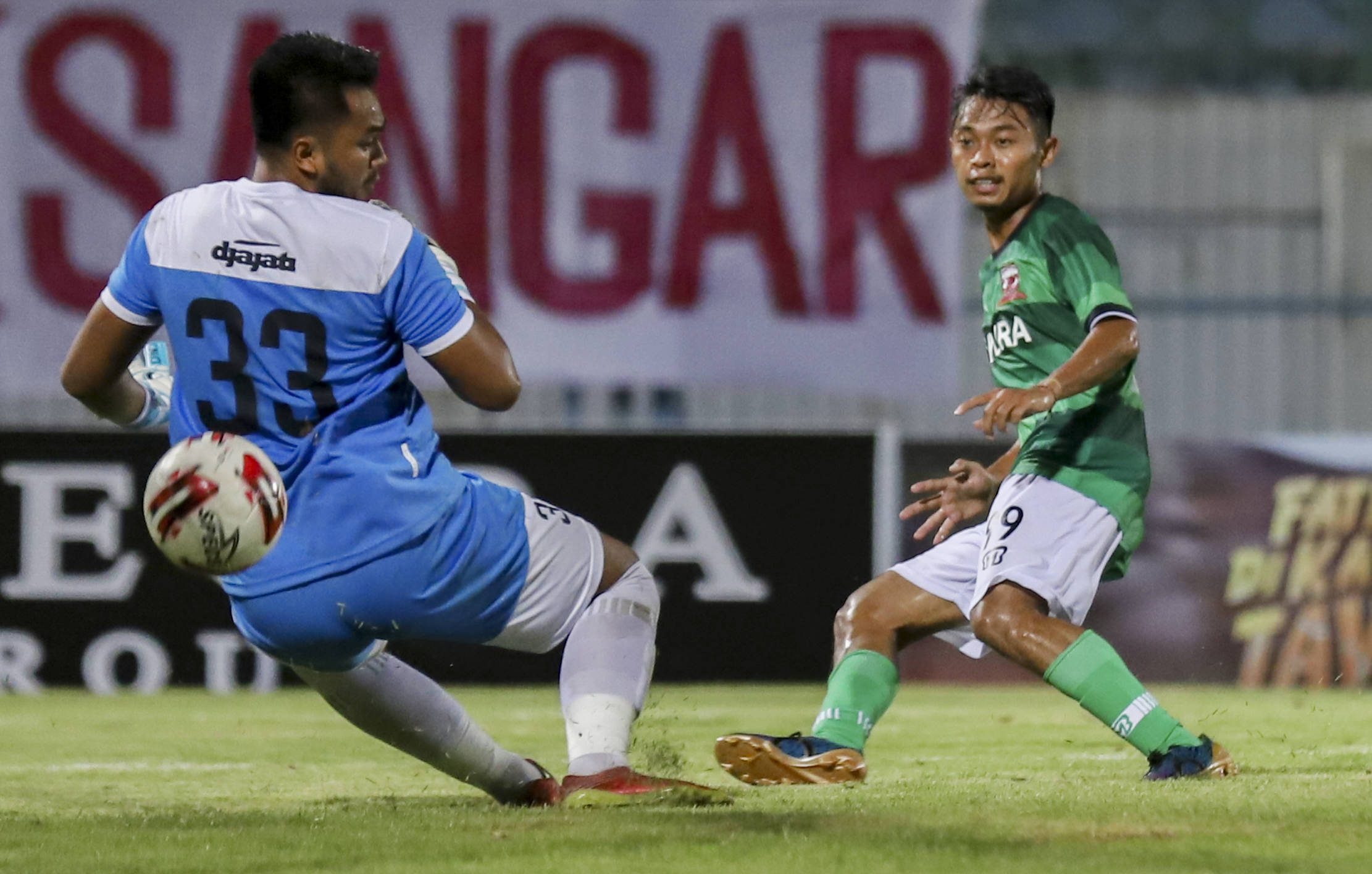 DEBUT: Gol semata wayang Moch Kevy Syahertian, pemain asli Desa Lampeji, Kecamatan Mumbulsari, membawa klub Liga 1 Madura United meraih kemenangan perdana dalam turnamen Piala Gubernur Jatim, di Stadion Gelora Bangkalan (11/2).