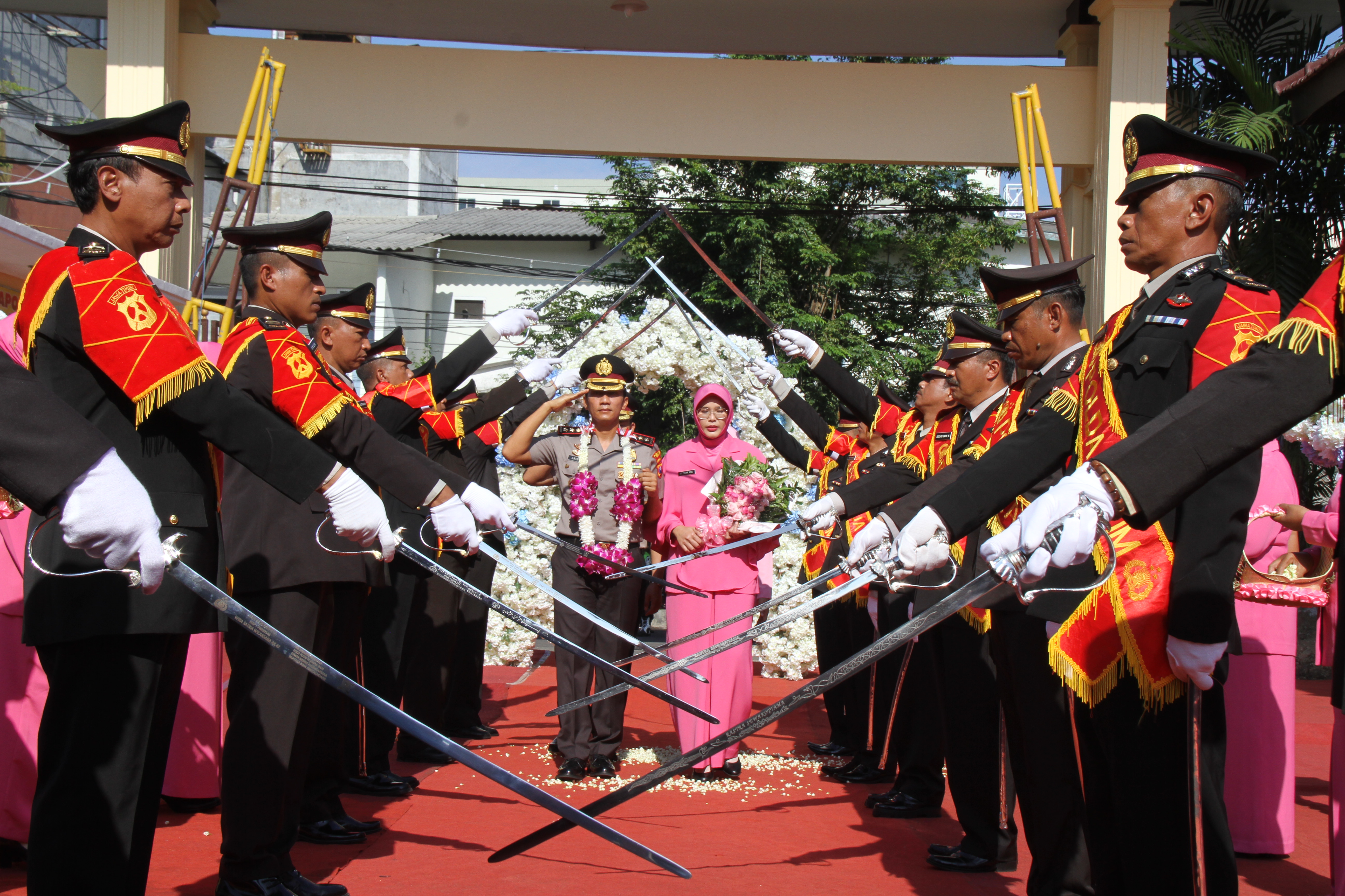 TRADISI PEDANG PORA: AKBP Aris Supriyono bersama istri, Siska Aris, mengikuti prosesi tradisi pedang pora, sebagai pertanda jabatan barunya sebagai Kapolres Jember.