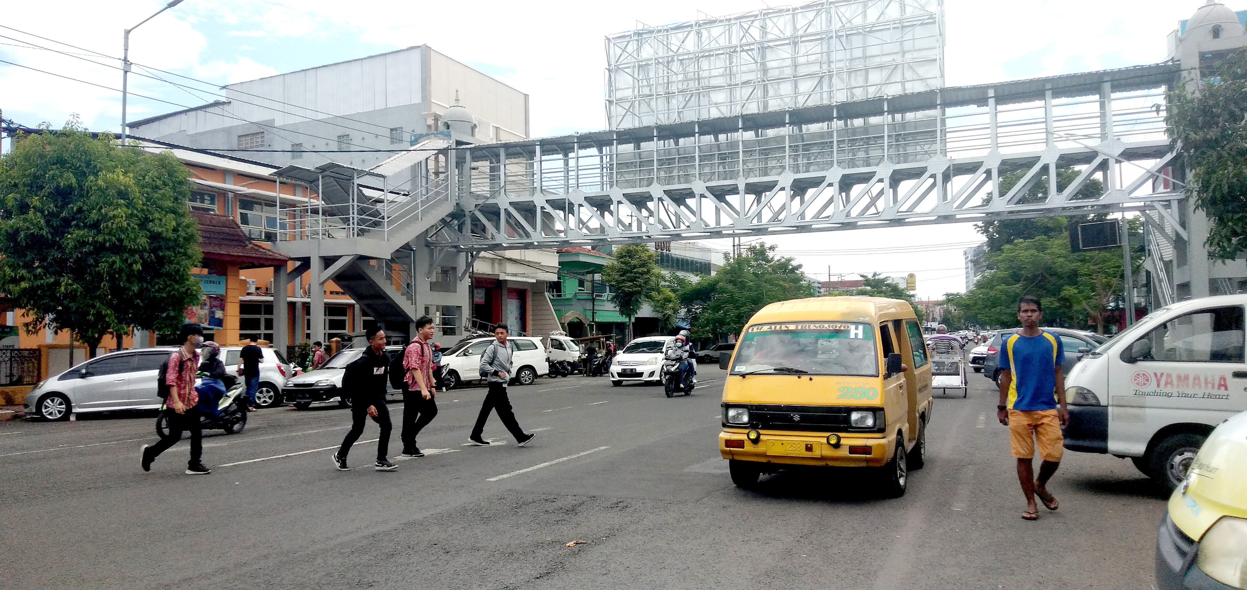 MEMILIH LEWAT BAWAH: Beberapa siswa SMP Katolik Santo Petrus memilih menyeberang lewat bawah daripada harus lewat jembatan penyeberangan. 