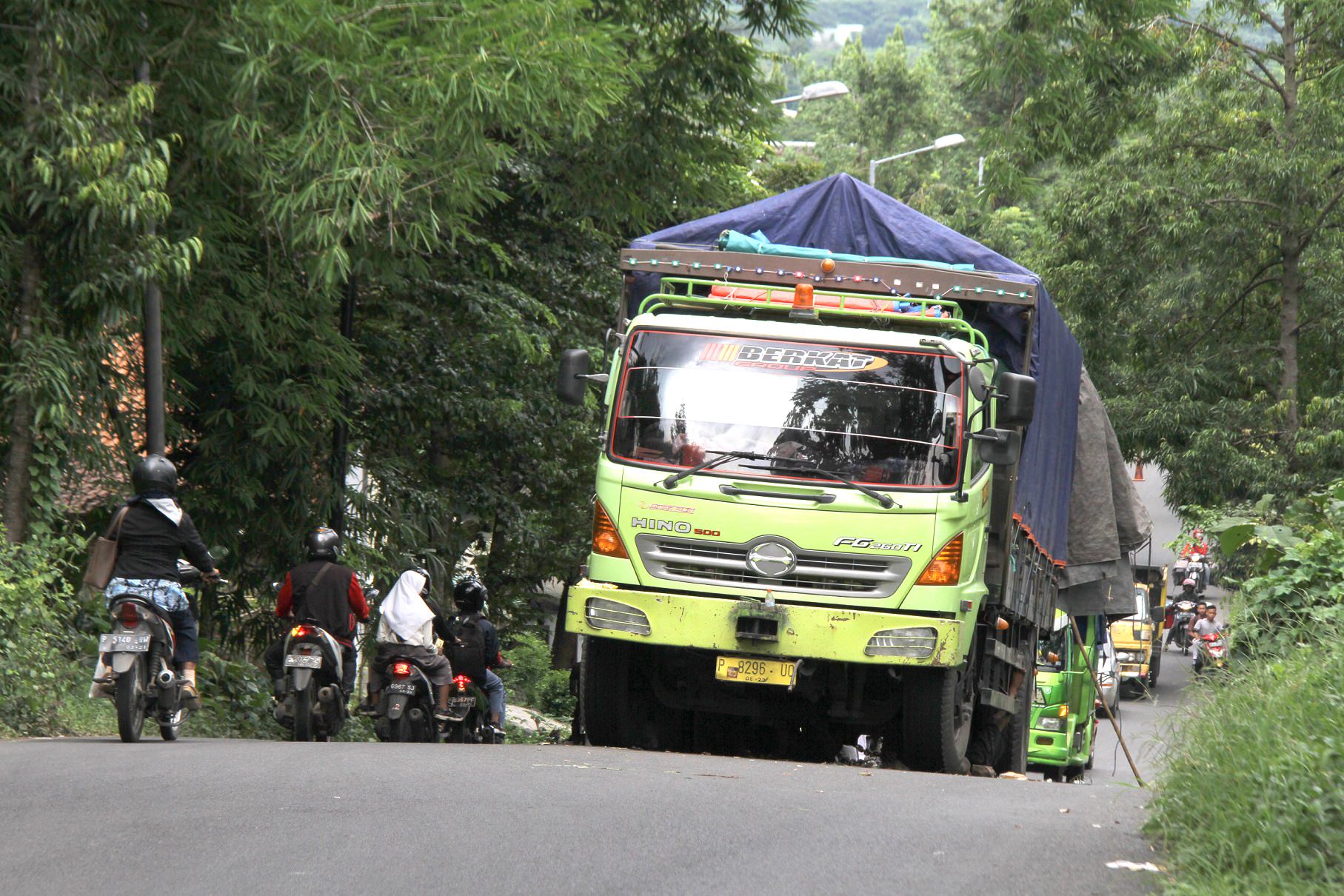 SARAT MUATAN: Truk gandeng pengangkut gula pasir seberat 45 ton ini berhenti di Jalan Merak, Slawu, Patrang, setelah as rodanya patah.