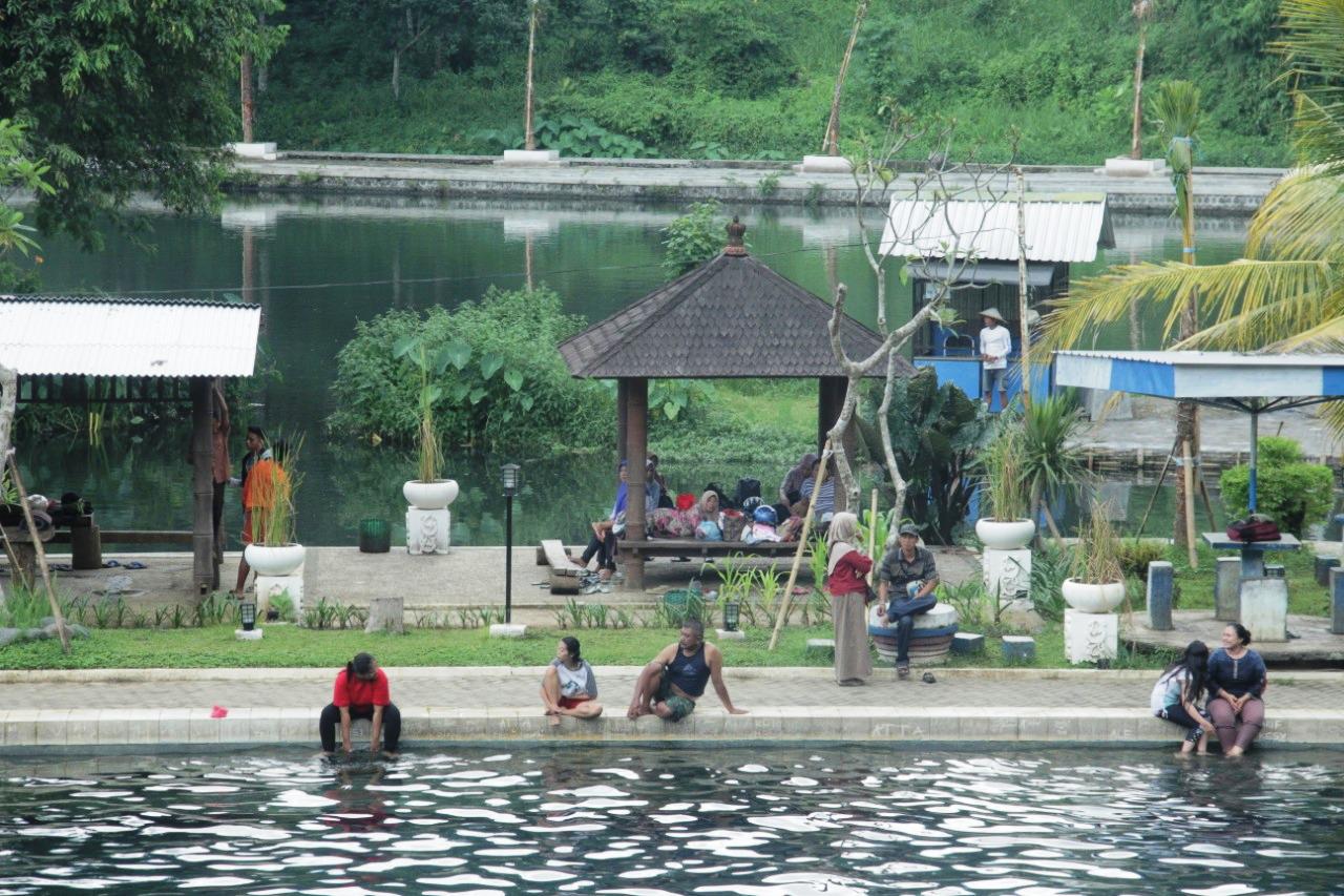 JUJUKAN KELUARGA : Sejumlah warga ketika menikmati keindahan dan merasakan terapi kesehatan di Pemandian Alam Selokambang Kabupaten Lumajang, Jawa Timur. Banyaknya fasilitas dan wahana bermain menjadikan destinasi ini menjadi jujukan favorit keluarga.