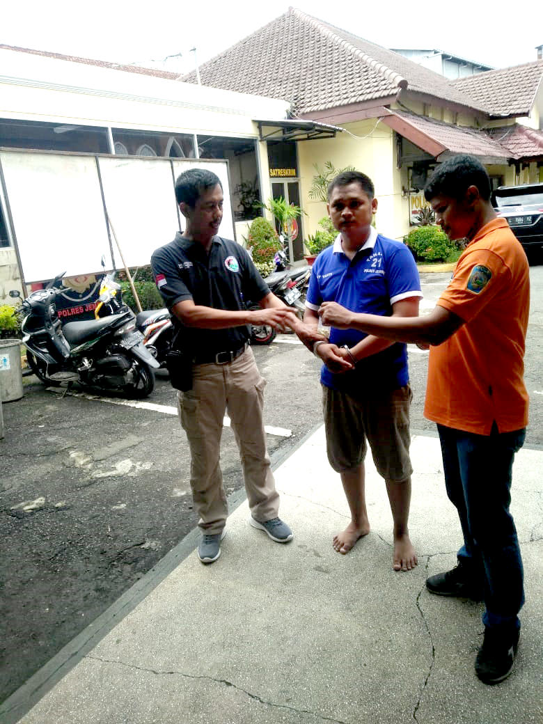 DIRINGKUS: Tersangka Muhammad Khoirudin, 25, saat dibawa ke Polres Jember. Khoirudin ditangkap karena mengedarkan olerbaya di Kecamatan Silo.