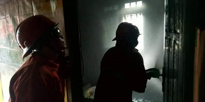 PADAMKAN API: Petugas Pemadam Kebakaran (Damkar) Kabupaten Jember sibuk memadamkan rumah kontrakan Lutfi, di Griya Mangli.  