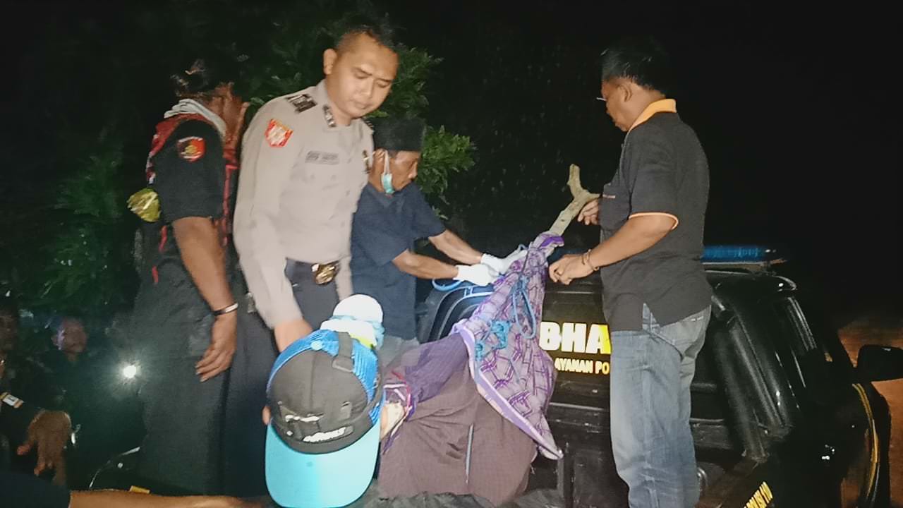 EVAKUASI: Anggota Polsek Wuluhan bersama warga saat melakukan evakuasi mayat tanpa identitas, yang ditemukan di kawasan hutan lindung Wuluhan.
