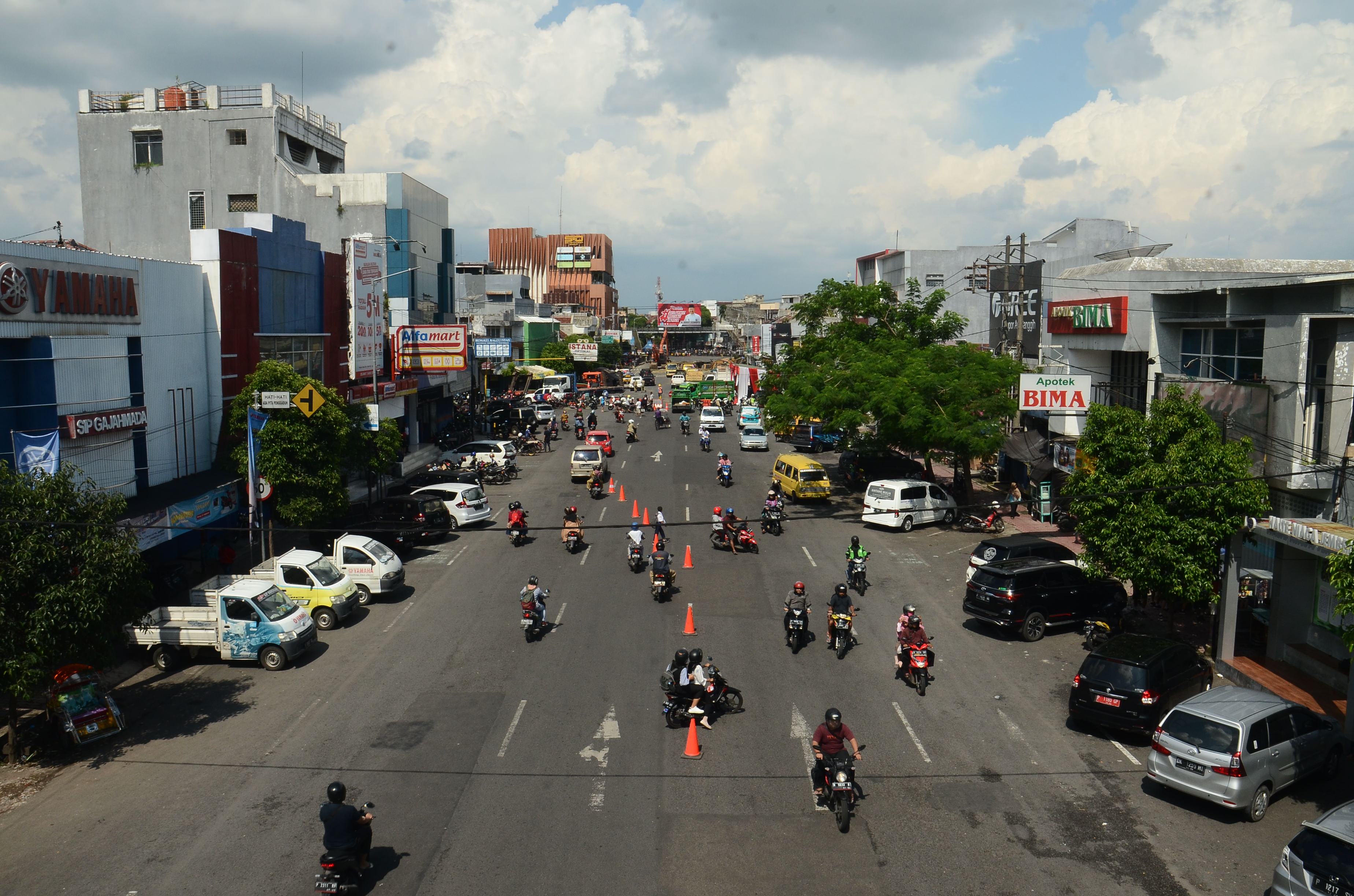GUNAKAN DUA LAJUR: Ruas Jalan Sultan Agung terpaksa difungsikan dua arah untuk mengurai kemacetan seusai insiden ambruknya ruko pertokoan Jompo, Senin kemarin.