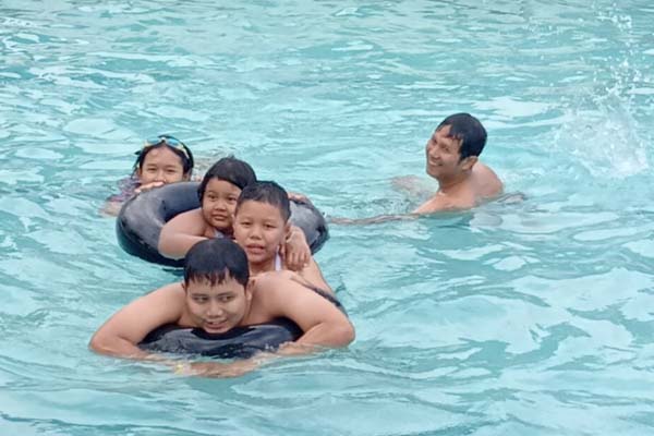 DITUTUP SEMENTARA: Sejumlah pengunjung wisata Rembangan tengah menikmati kolam renang pada libur Lebaran tahun lalu. Saat ini, untuk mencegah penularan virus korona, Pemkab Jember menutup sementara lokasi wisata tersebut.