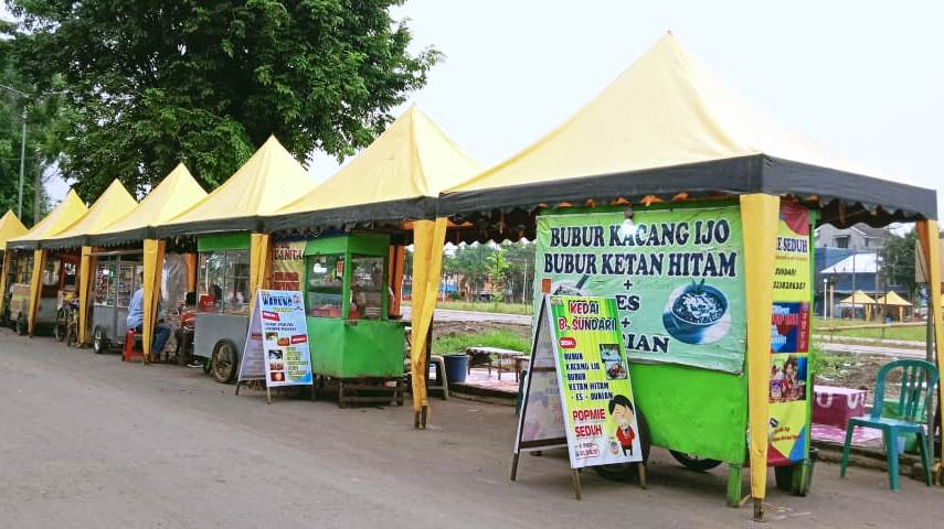 LEBIH RAPI: PKL di Alun-Alun Rambipuji mengaku betah berjualan menggunakan tenda dan pembelinya pun semakin bertambah.