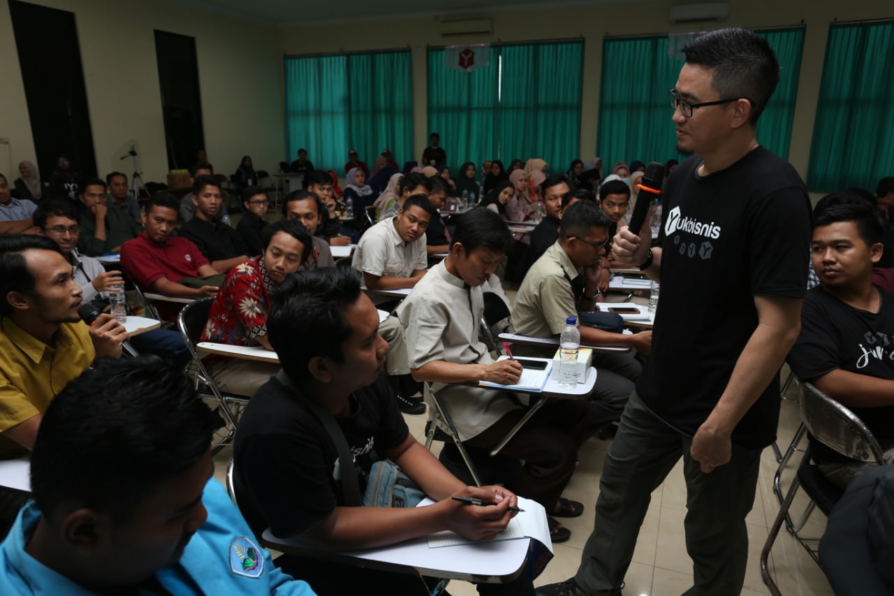 YUK BERBISNIS: Founder Yuk Bisnis, Jaya Setiabudi, memberikan dorongan pada mahasiswa dan para anak muda yang bergelut di dunia bisnis online, di Polije, kemarin (7/3).