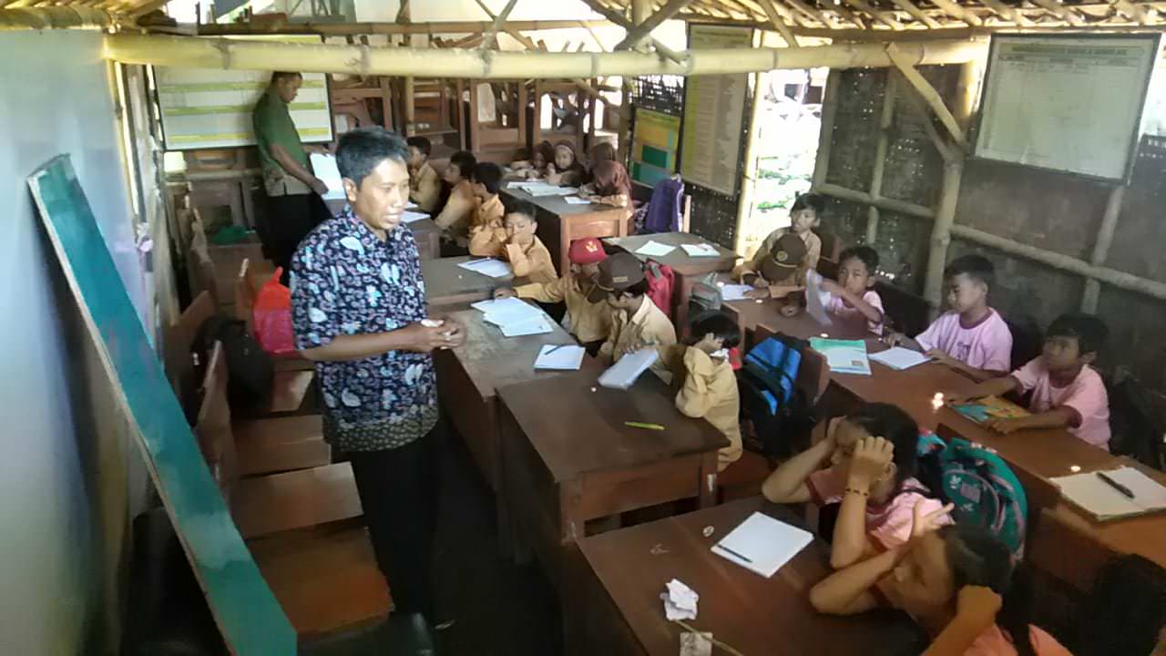 MEMPRIHATINKAN: Siswa SDN Jamintoro 3 terpaksa belajar di bekas kandang bebek milik warga setempat, karena tenda milik Polres Jember yang sebelumnya mereka tempati dibongkar untuk tenda darurat kebencanaan.