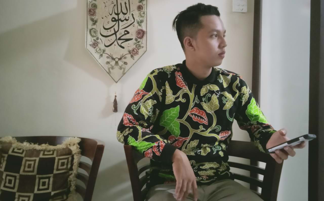 SEMPAT GROGI: Saat menghadapi dewan juri ketika presentasi berlangsung, Haidar sempat kebingungan karena sepatunya tiba-tiba robek.