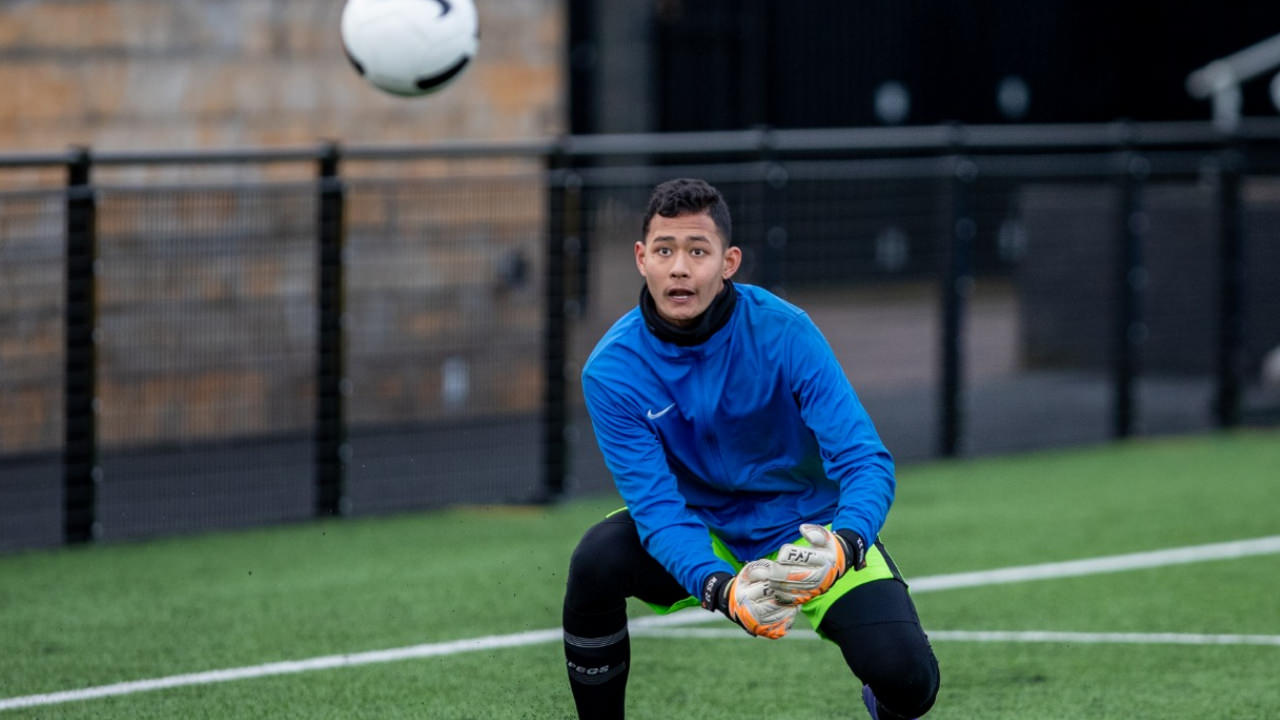 MAIN LAGI: Erlangga Setyo Dwi, kiper asli Jember, berlatih bersama tim Garuda Select jilid II di Inggris.