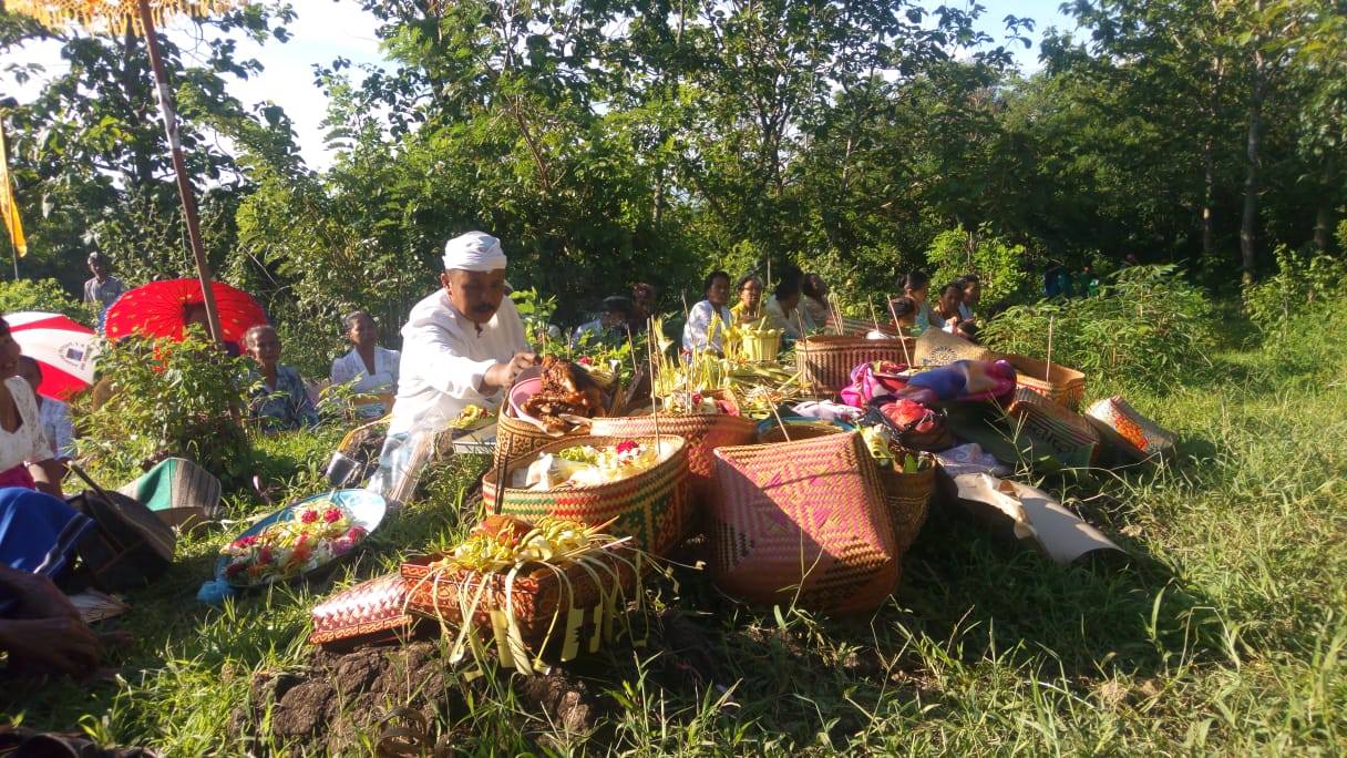 UPACARA NYEGARA GUNUNG: Umat Hindu saat melakukan upacara Nyegara Gunung dalam rangka Hari Raya Nyepi di Gunung Lincing, Desa Gunungsari, Kecamatan Umbulsari.