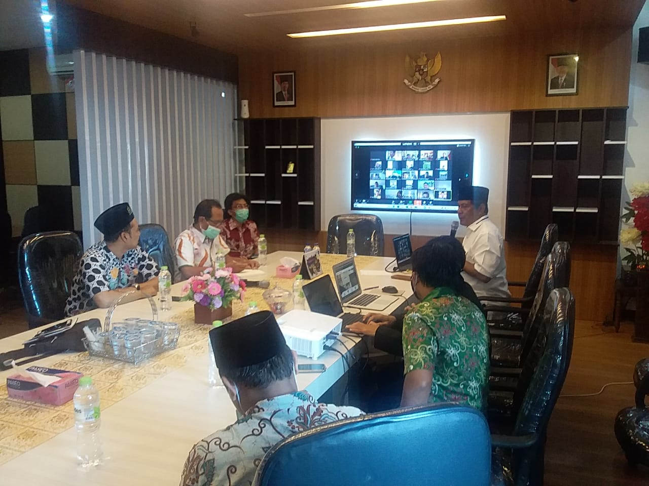 BAHAS REGULASI BARU: Sejumlah dosen dan jajaran pimpinan IAIN Jember saat mengikuti rapat koordinasi dengan rektor PTKIN seluruh Indonesia lewat telekonferensi, di Ruang VIP Gedung Rektorat IAIN Jember, Rabu (8/4) kemarin.