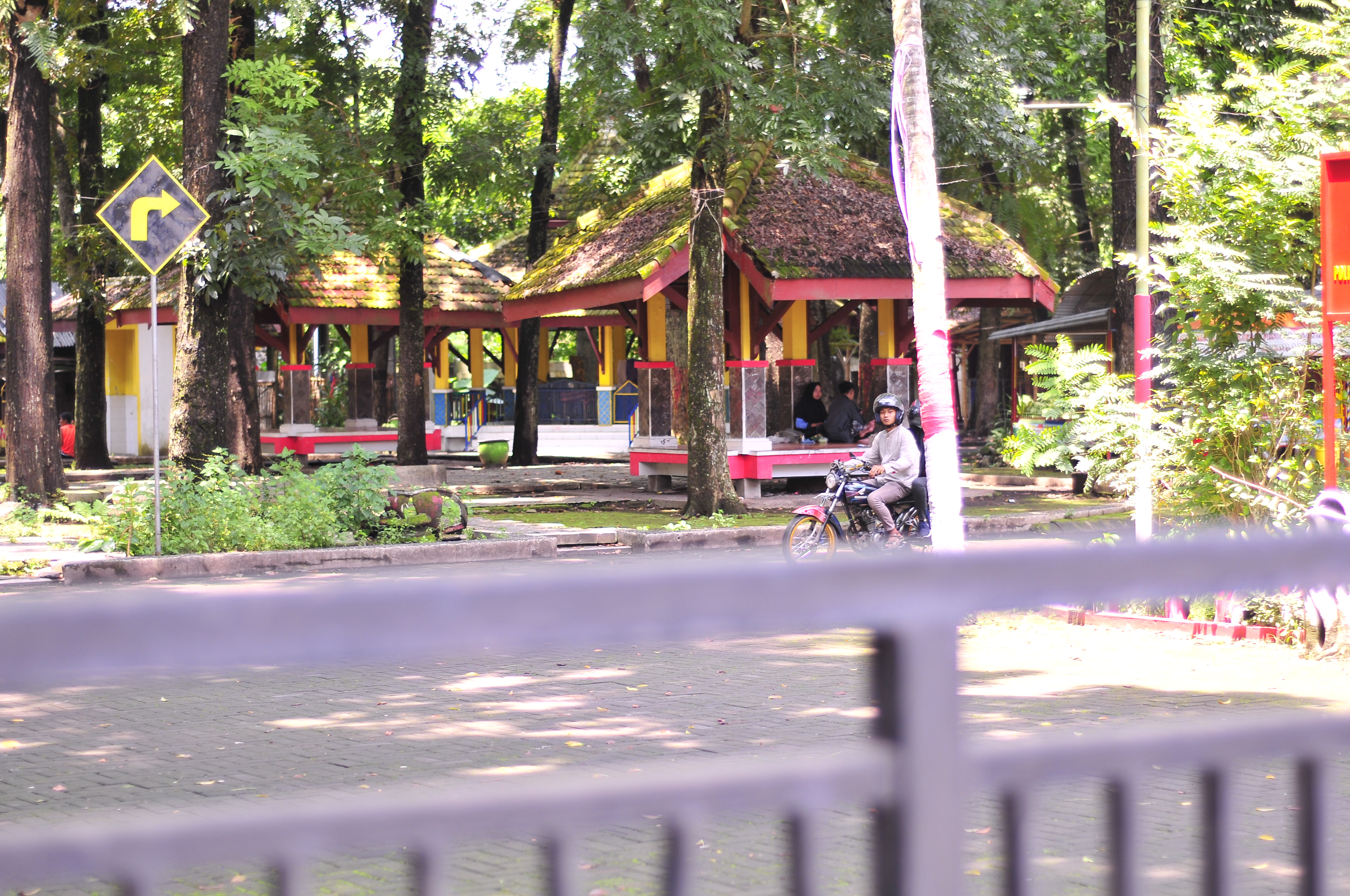 SEPI: Sejumlah warung di Rest Area Jubung ditutup untuk mencegah penyebaran korona. Para pedagang yang tak bisa melapak akibat wabah tersebut butuh solusi demi menghidupi keluarga mereka.