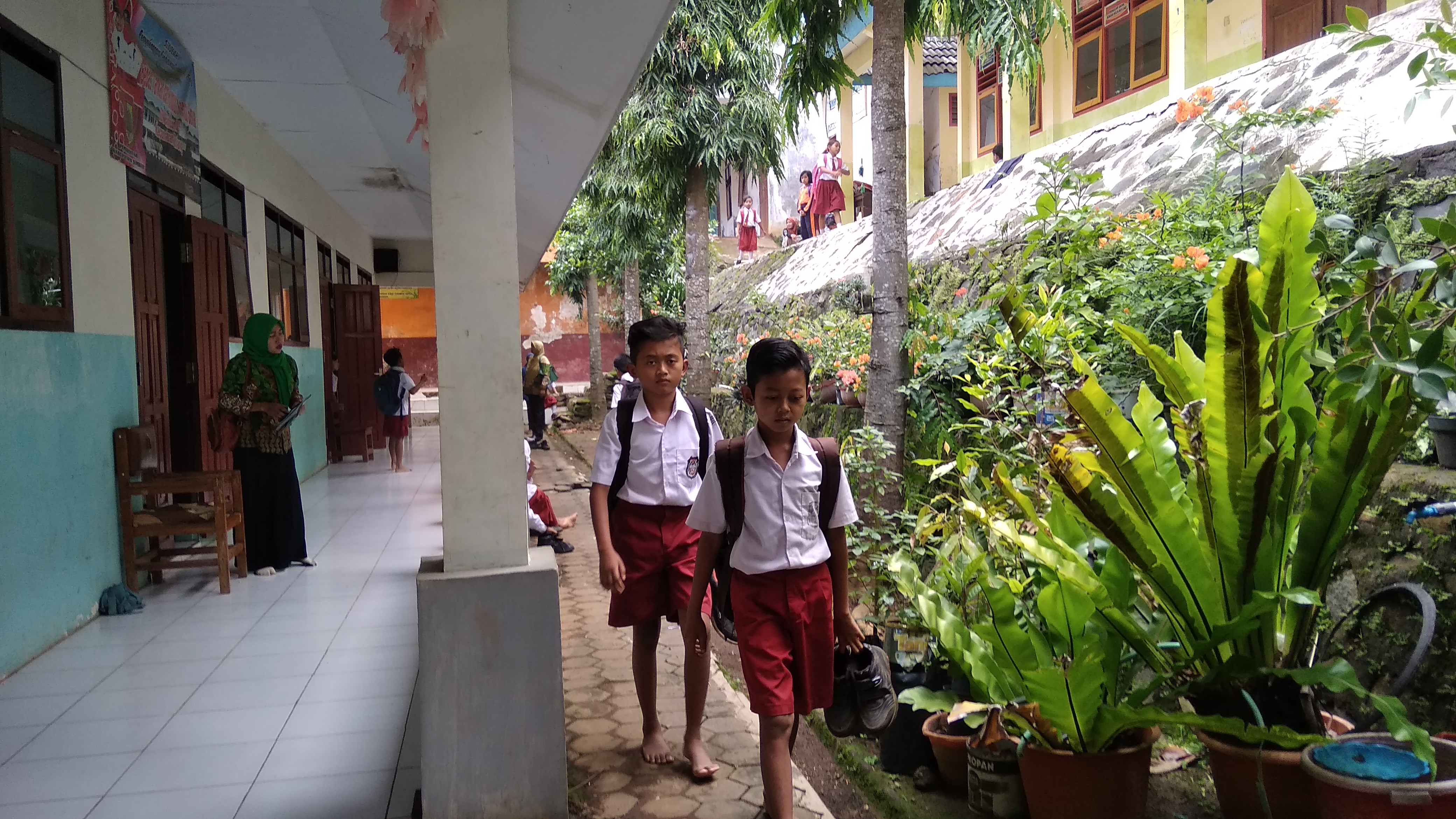 SULIT SINYAL: SDN Bintoro 5 Kecamatan Patrang menjadi salah satu sekolah yang masuk area blank spot. Lokasinya yang berada di ketinggian membuat kawasan itu sulit mengakses sinyal seluler.