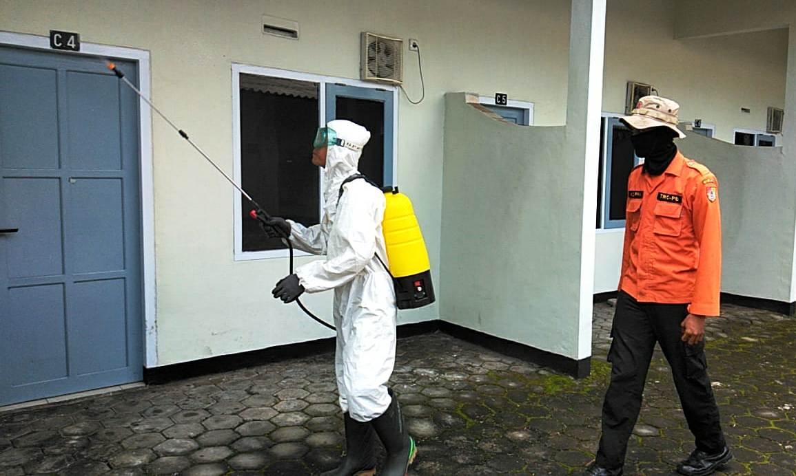 BERANTAS KORONA: Petugas BPBD Jember melakukan penyemprotan disinfektan di hotel kelas melati yang berada di Kecamatan Silo.