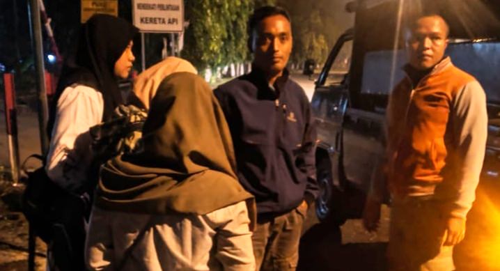 APES: Petugas Satpol PP Jember saat menggiring tiga pasangan ABG ke markas. Keenam remaja itu mengaku berasal dari Banyuwangi.