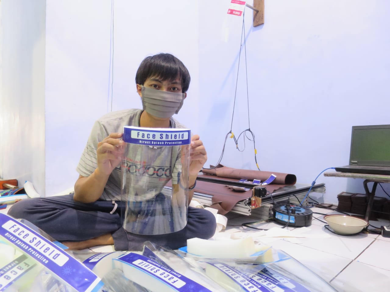 PENUH KREATIVITAS: Agung Dwi Susilo saat menunjukkan face shield buatannya kemarin (18/4). 