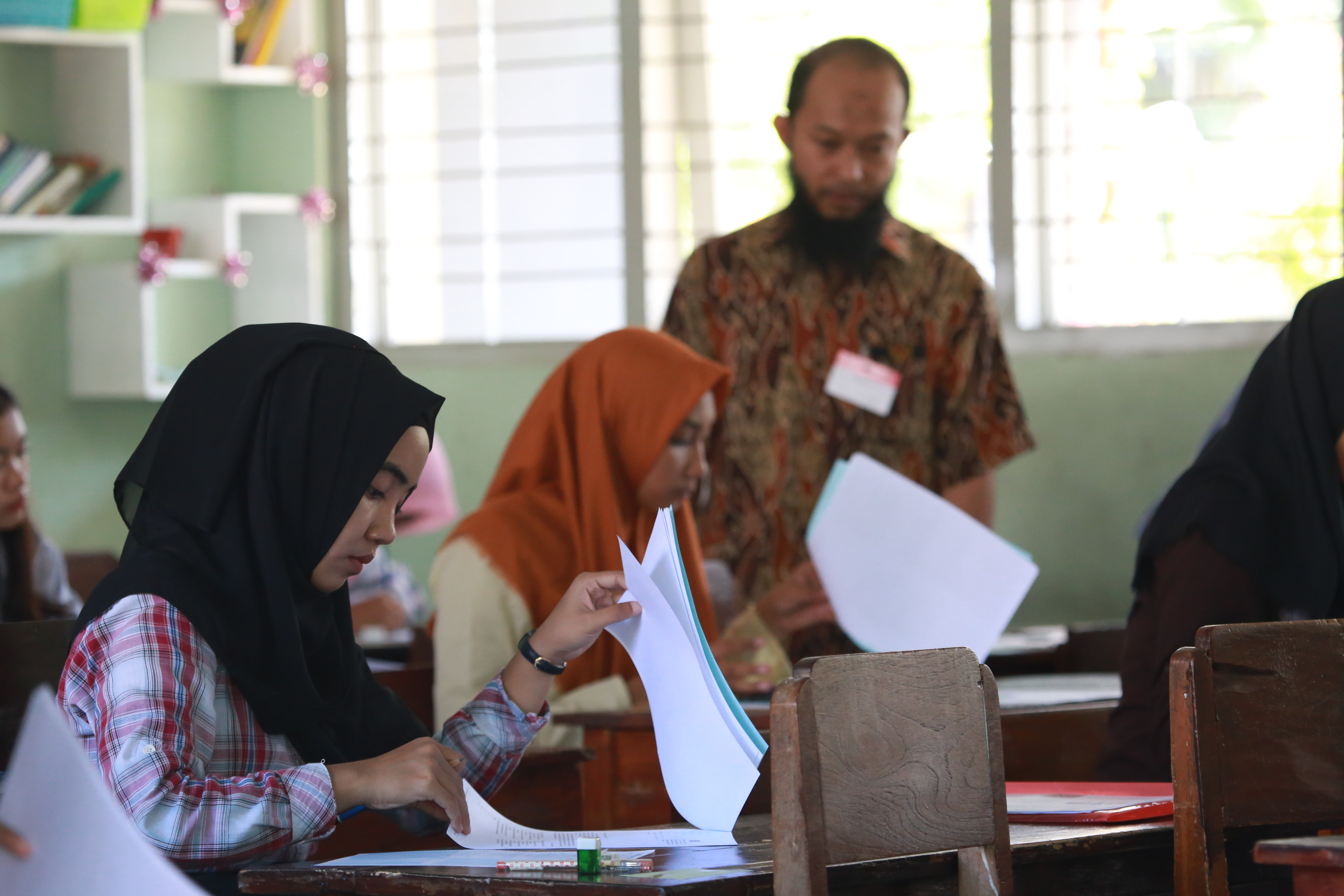 SERIUS: Sejumlah peserta SBMPTN tengah mengerjakan soal