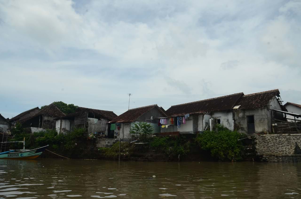 TERANCAM: Beberapa warga yang tinggal di bantaran Sungai Bedadung, Desa Puger Wetan, Kecamatan Puger, harus waswas karena rumah mereka yang berada di lereng sungai terancam ambrol.