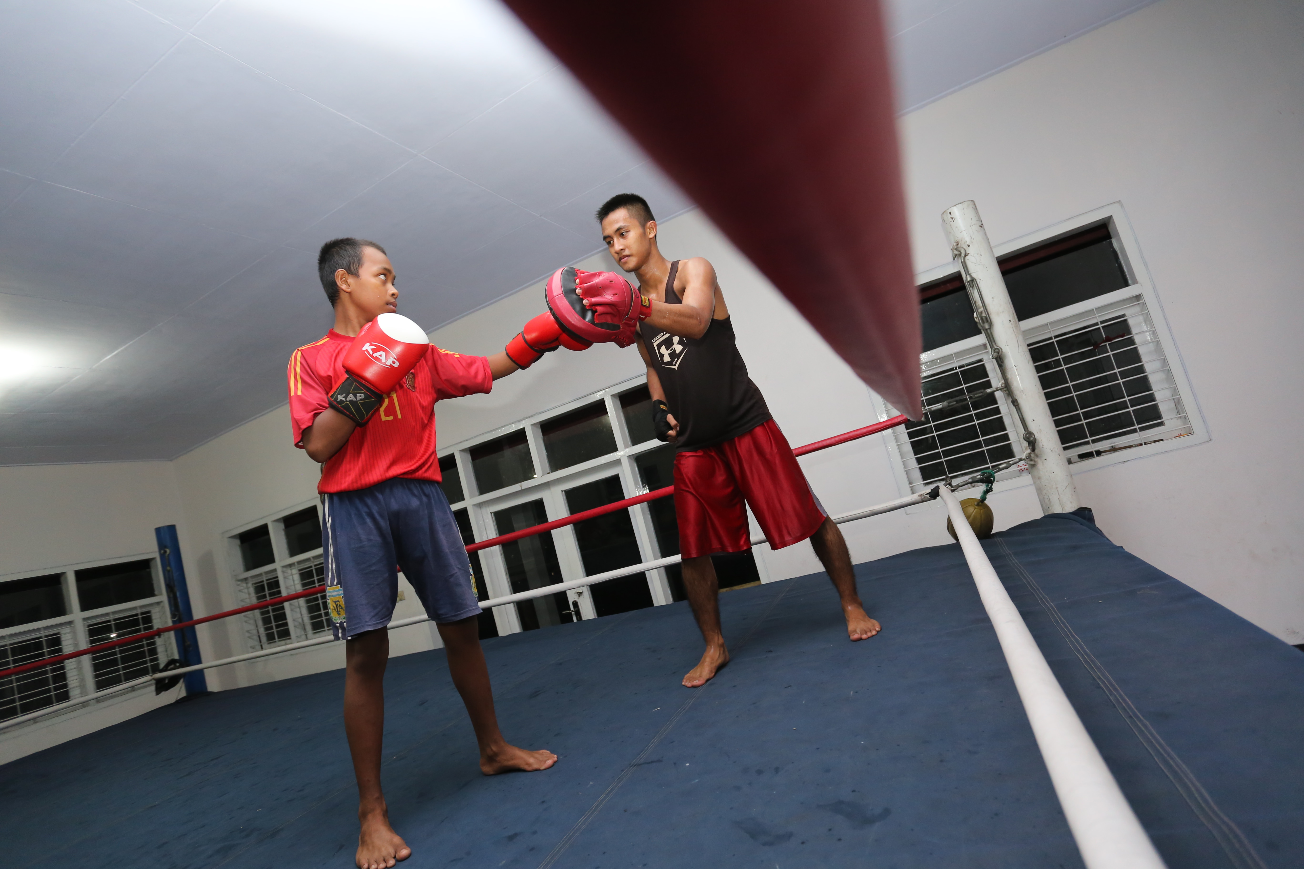 BOLEH LATIHAN SENDIRI: Para petinju amatir Jember saat latihan rutin di sasana tinju Rambipuji tahun lalu. Kini mereka belum bisa berlatih bersama kembali.