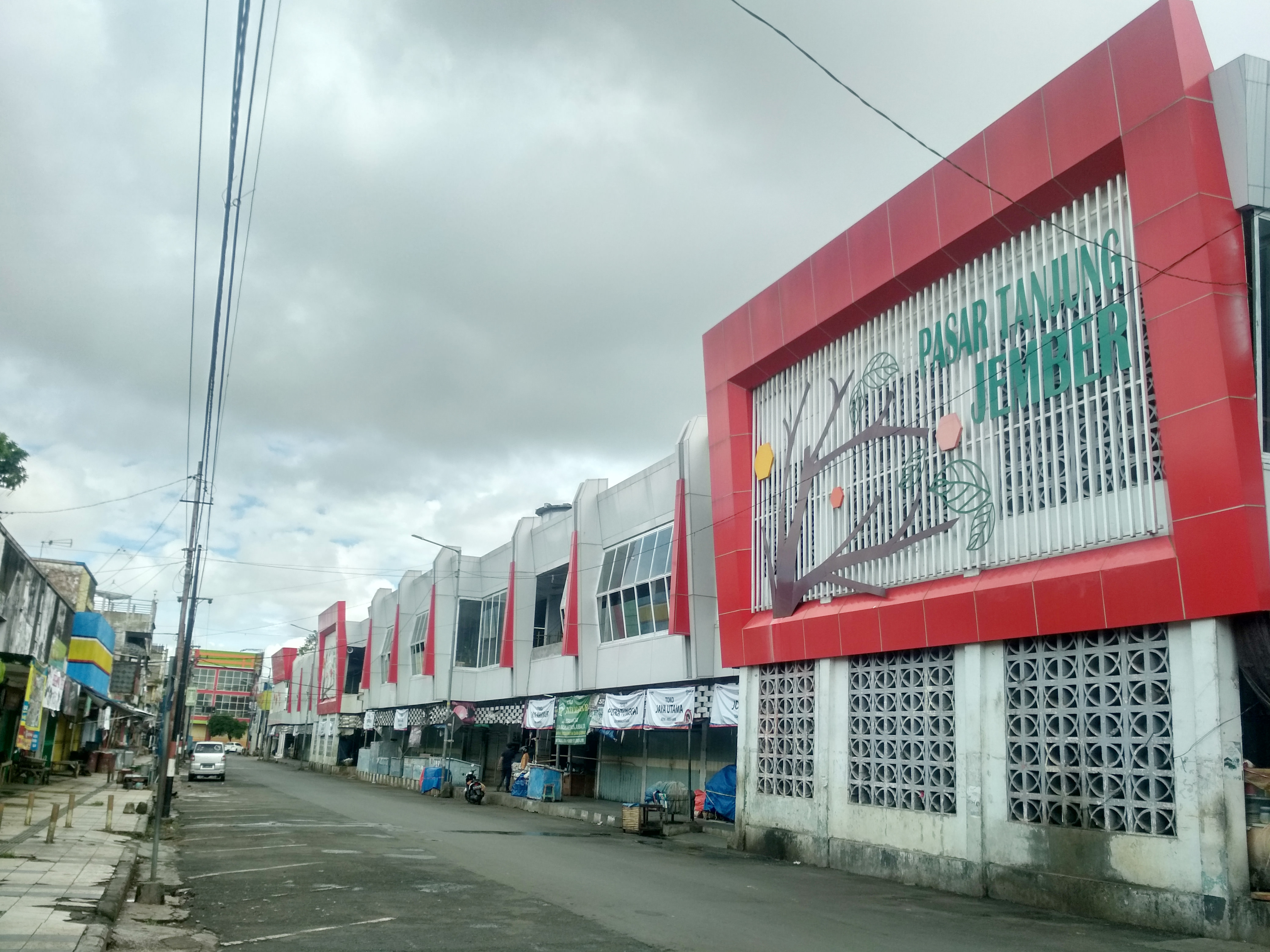 BAKAL DISTERILAN: Kondisi Pasar Tanjung kemarin (27) siang. Pasar tersebut merupakan satu dari 29 pasar tradisional yang dikelola Pemkab Jember yang ditutup sampai 29 Mei mendapatang demi memutus persebaran Covid-19.
