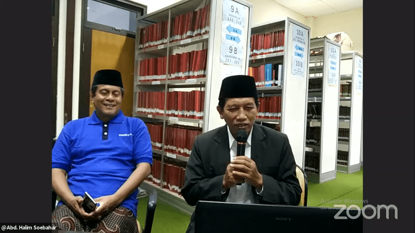 BINCANG VIRTUAL: Rektor IAIN Jember Prof Babun Suharto (kiri) bersama Direktur Pascasarjana IAIN Jember Prof Abd Halim Soebahar saat mengikuti diskusi webinar yang diaksaksanakan oleh Pascasarjana IAIN Jember. Diskusi itu membahas eksistensi perguruan tin