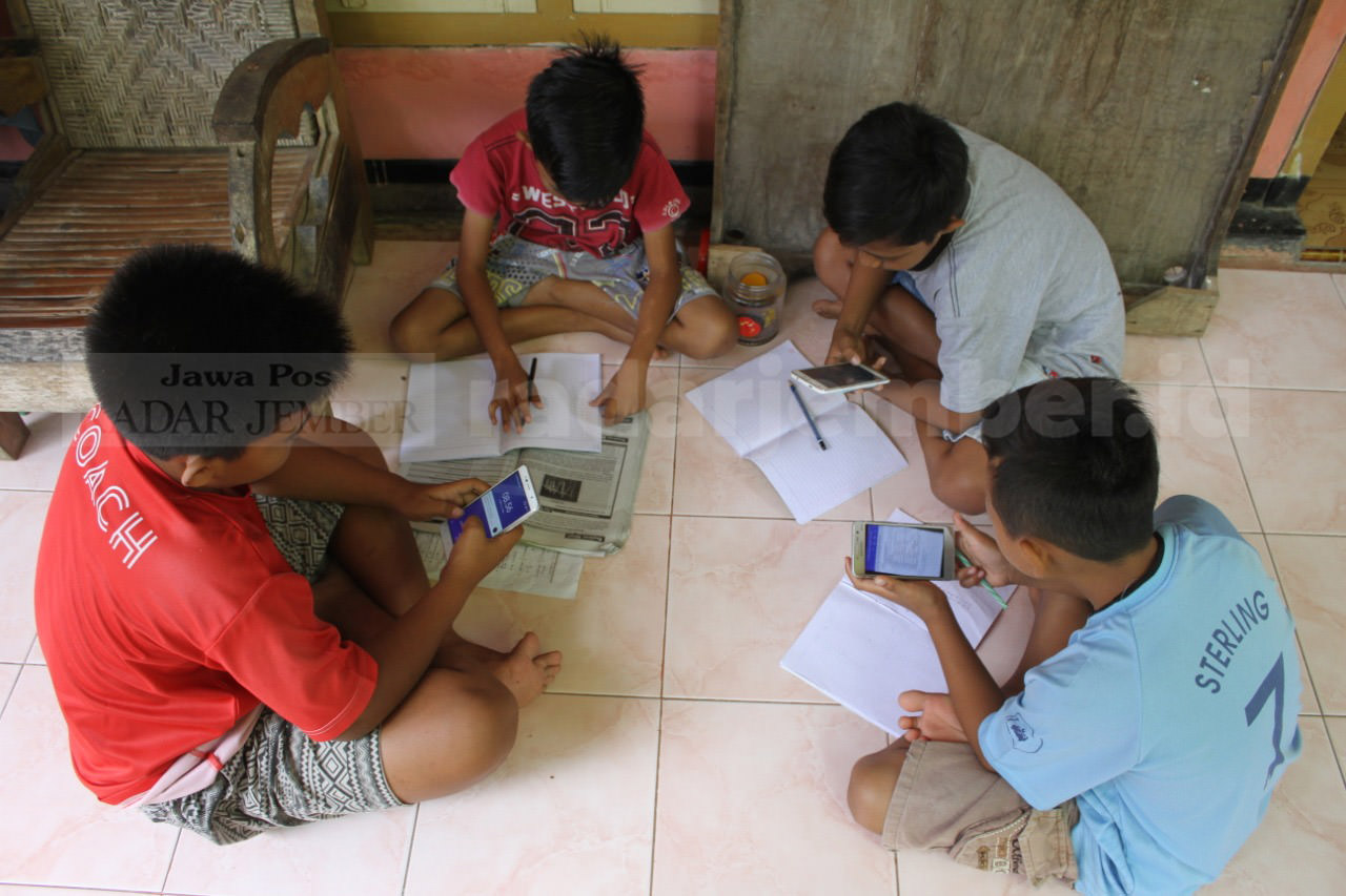 BERKELOMPOK: Suasana sejumlah siswa yang mengerjakan ujian semester hari terakhir secara daring di rumah.