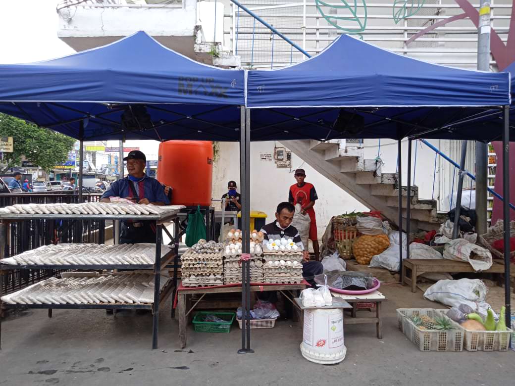 TENDA BARU: Kini pedagang Pasar Tanjung terlihat lebih rapi dan bersih. Mereka difasilitasi tenda oleh Pemkab Jember sehingga pasar tersebut terlihat lebih menarik.