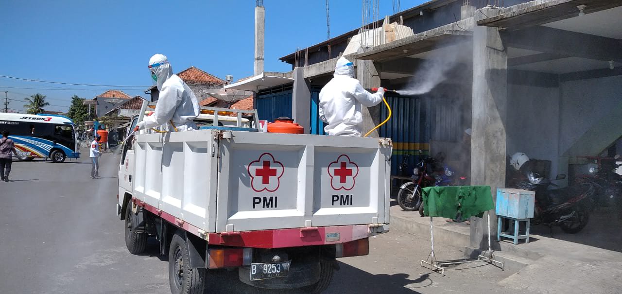 BERANTAS KORONA: Petugas PMI Jember menyemprotkan disinfektan di kawasan makam Habib Sholeh Tanggul.