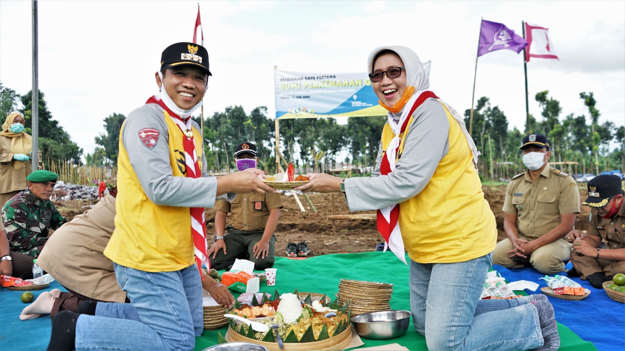 POTONG TUMPENG: Bupati Lumajang Thoriqul Haq bersama Wakil Bupati Lumajang Indah Amperawati saat melakukan potong tumpeng sebelum melakukan peletakan batu pertama di Bumi Perkemahan Glagaharum (15/6).