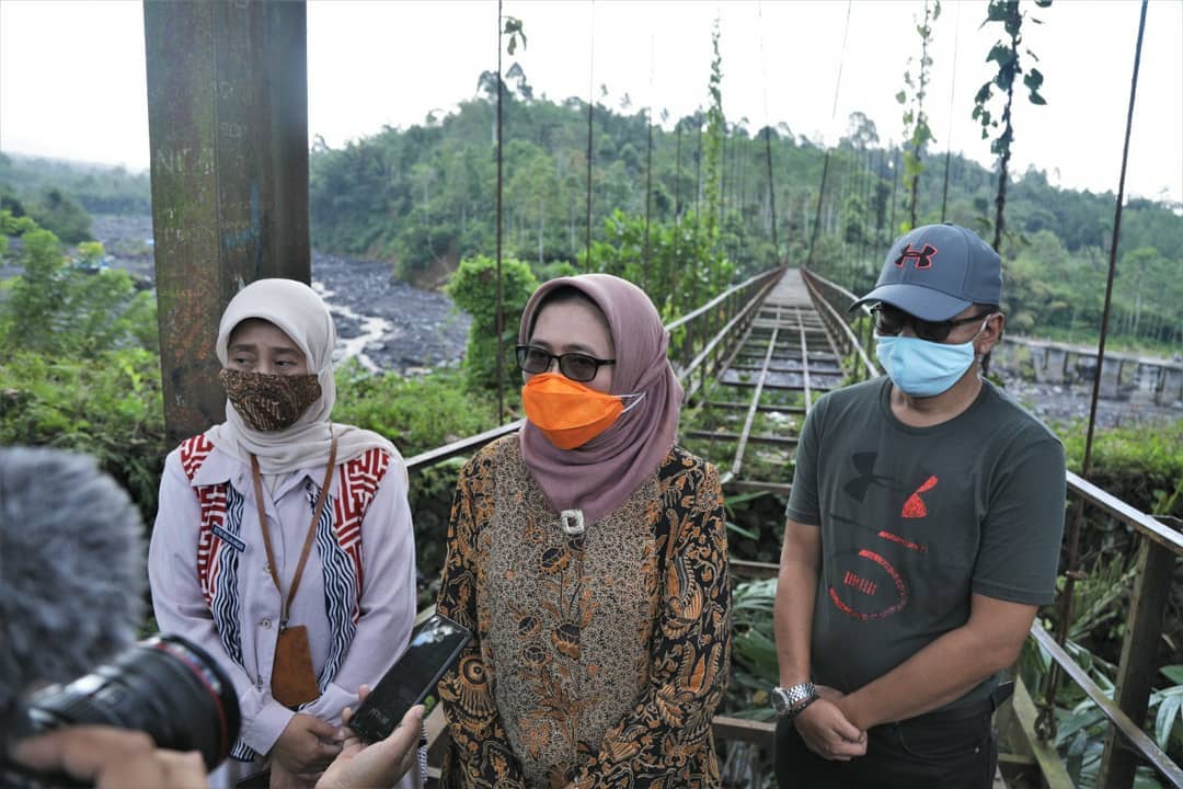 AKAN DIPINDAH: Wakil Bupati Lumajang Indah Amperawati saat meninjau kondisi jembatan gantung di Desa Pronojiwo, Kecamatan Pronojiwo.