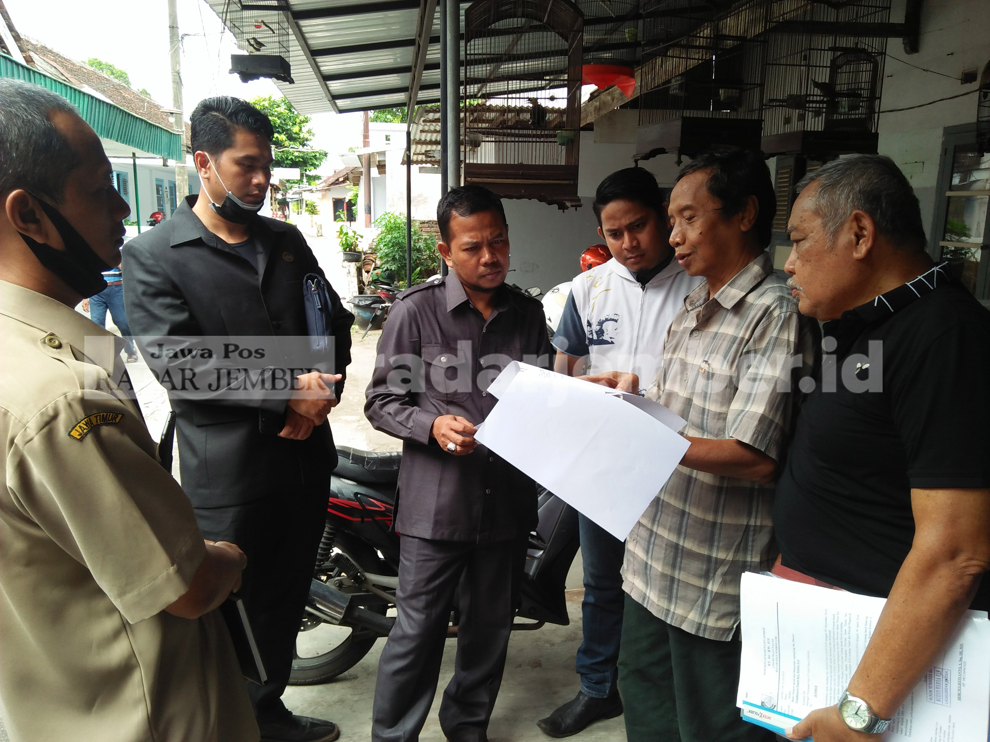 TURUN LANGSUNG: Anggota dewan kroscek lahan di Gang Mawar, Kelurahan Jember Lor, Kecamatan Patrang. Di wilayah inilah, masalah lahan masih belum klir.