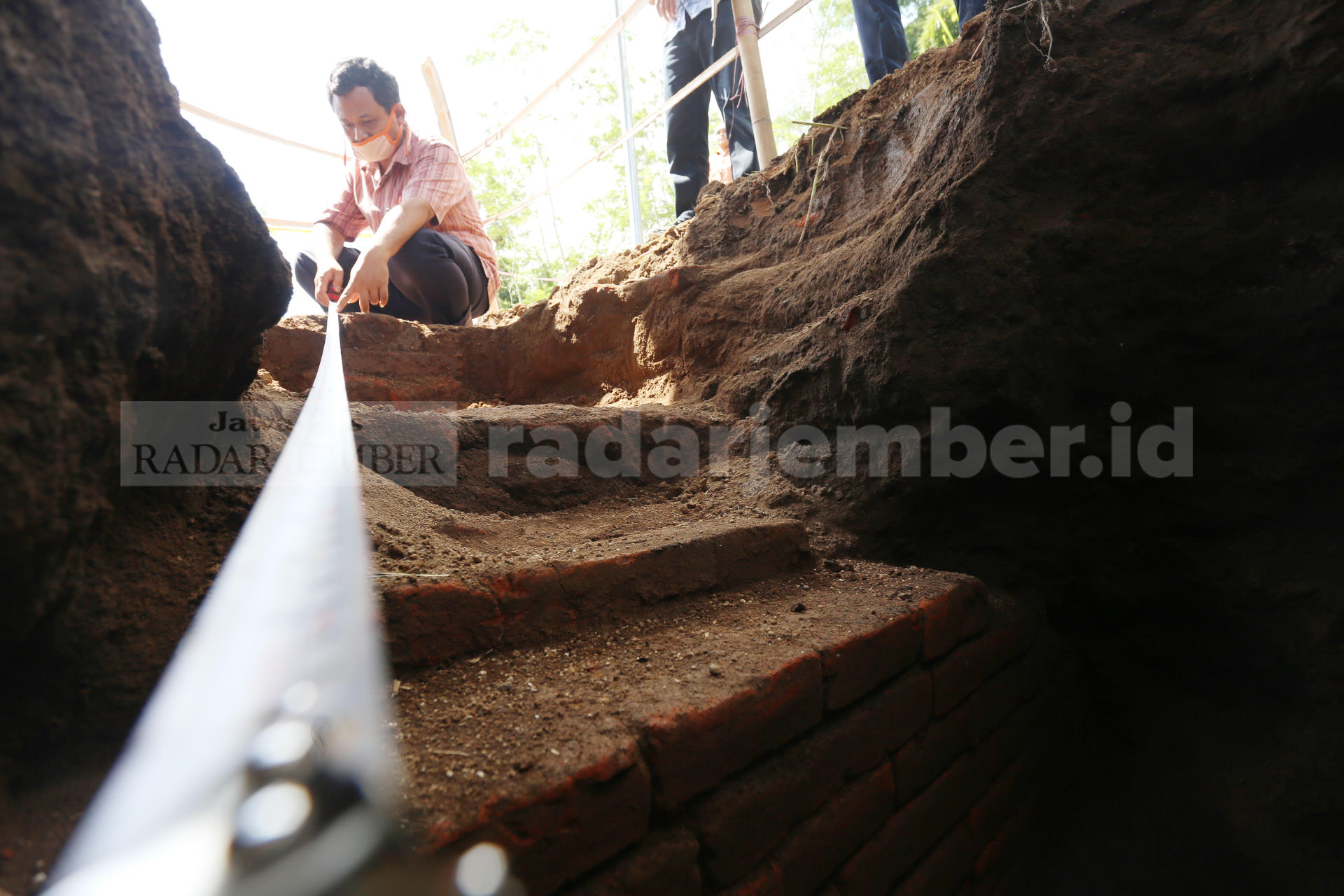 HARUS DILINDUNGI: Tim arkeologi dari BPCB Jatim mengukur dan mencatat temuan struktur batu bata kuno di areal persawahan Desa/Kecamatan Ledokombo, kemarin (2/7). Guna penelitian lebih lanjut, BPCB Jatim menghendaki temuan baru tersebut dilindungi bersama,