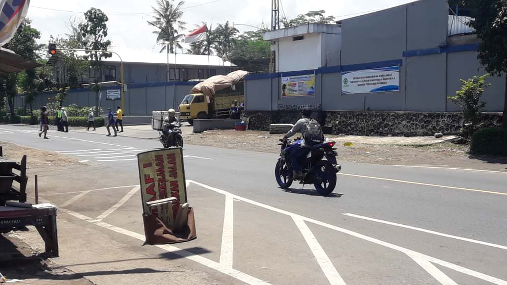 TAMBAH SEPI: Para pekerja pabrik yang terlihat makin lama makin sepi saat jam pulang kerja. Situasi ini tidak lepas dari banyaknya karyawan yang dirumahkan karena terdampak pandemi korona.