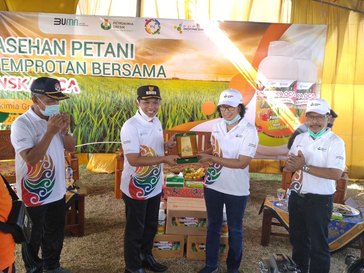 DIRESMIKAN: Bupati Lumajang Thoriqul Haq dengan Direktur Pemasaran Petrokimia Gresik, Digna Jatiningsih ketika meresmikan acara penyemprotan pupuk organik cair, kemarin.