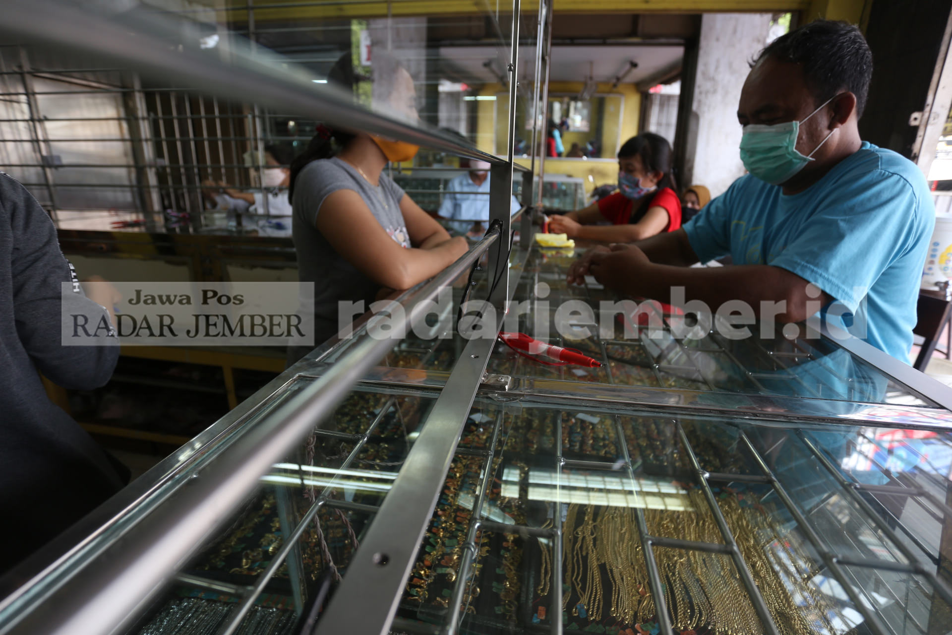 INVESTASI JANGKA PANJANG: Suasana jual beli perhiasan emas di toko emas kawasan Jompo, April kemarin. Pada awal pandemi, harga emas menanjak. Tapi kini berangsur turun kembali. Ini menjadi saat yang tepat untuk berinvestasi emas.