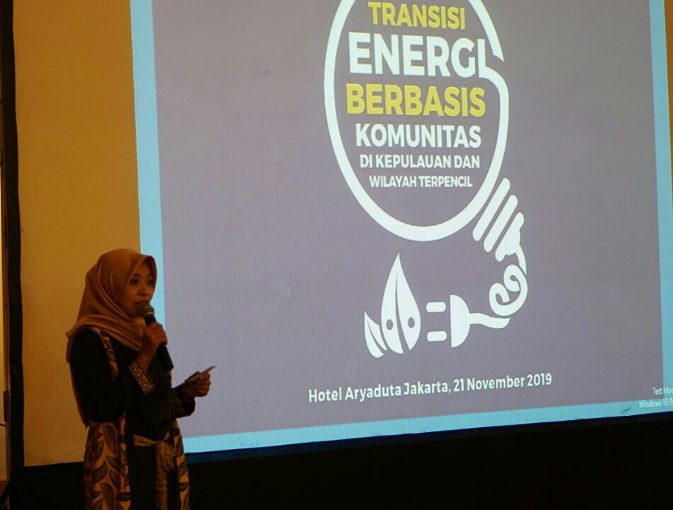 TERBUKTI: Icmi Alif Safitri, alumnus SMA Unggulan BPPT Darus Sholah Jember, saat menjadi pemateri Transisi Energi Berbasis Komunitas di Kepulauan dan Wilayah Terpencil di Hotel Aryaduta Jakarta, November.