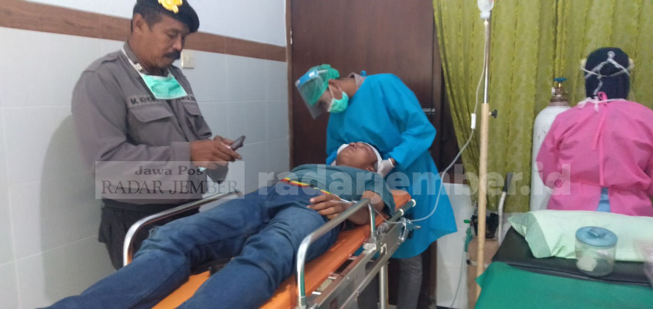TAK SADARKAN DIRI: Aldi, pengendara motor Vario, dirawat di Klinik Temu Waras, Desa Biting, Kecamatan Arjasa.